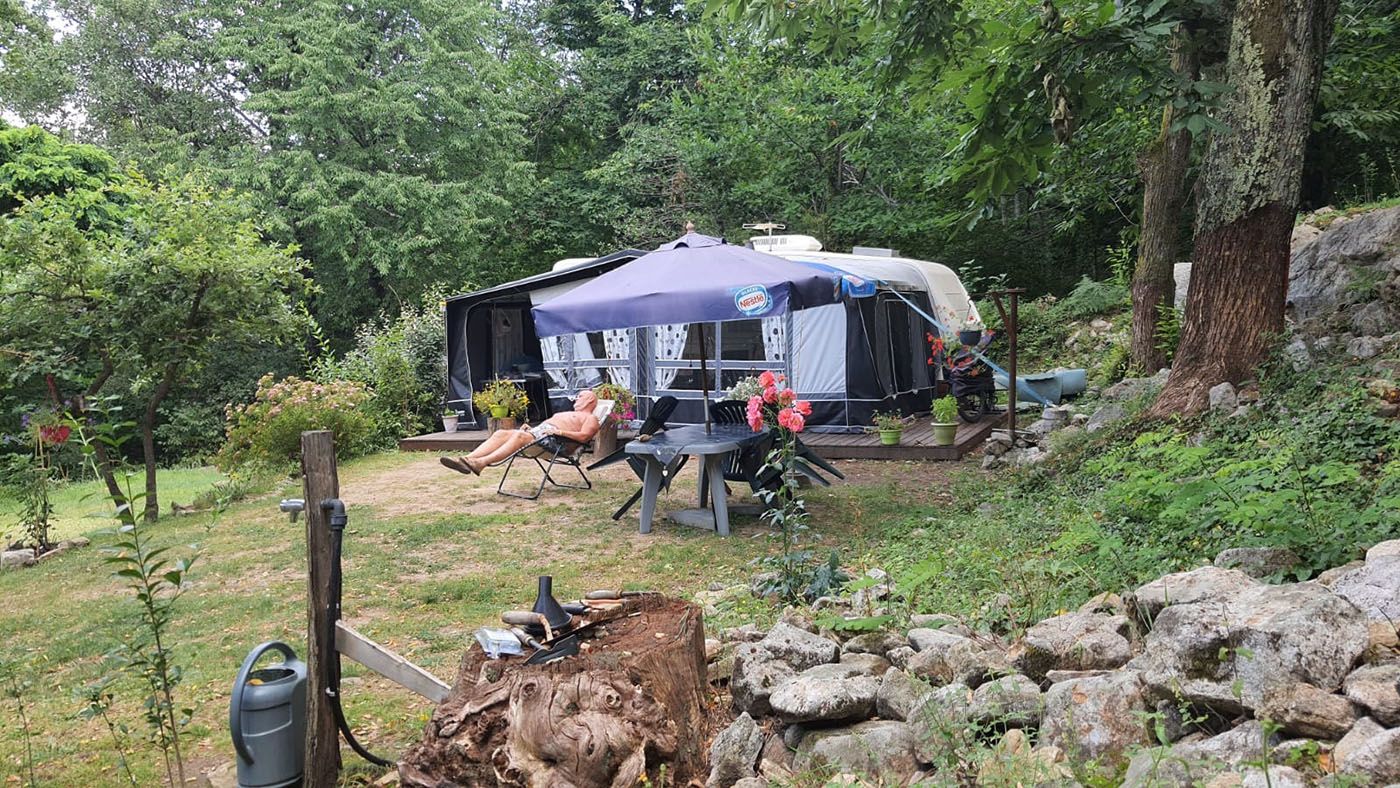 Die Stellplätze des Campingplatzes